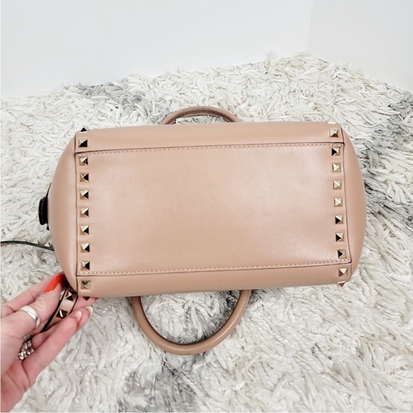 Valentino Garavani Vitello rockstud leather small bag in taupe/tan EUC - Picture 7 of 16